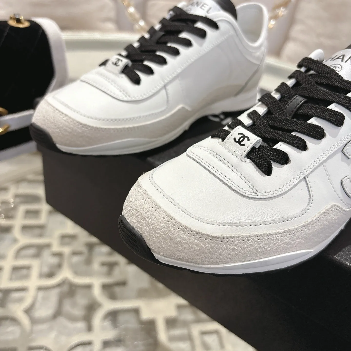 Calfskin White 25C CHANEL Flawless & Suede Traines Safe 213314